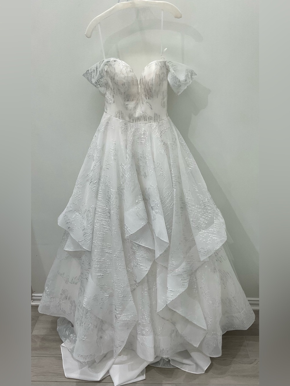 🤍 Allure Bridals White & Silver Metallic Tiered Ball Gown Sz 6!